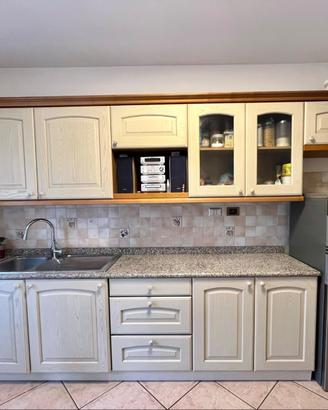 Cucina in legno completa