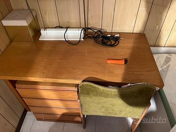 Scrivania in legno piu cassettiera e sedia