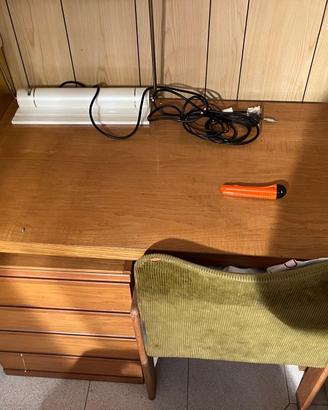 Scrivania in legno piu cassettiera e sedia