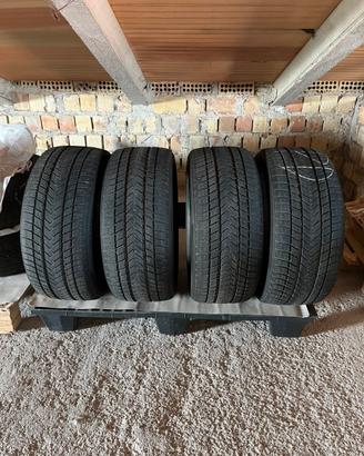 Pneumatici invernali 245/40 R18