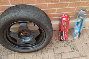 Ruota di scorta su cerchio con chiavi e cric
