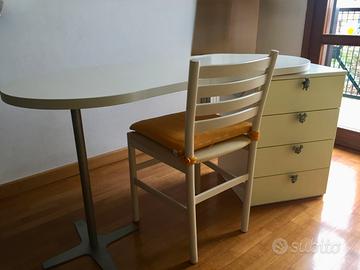 Scrivania con sedia