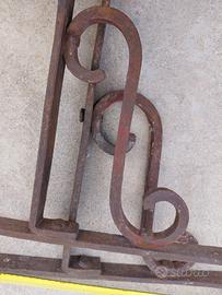 Antiche staffe in ferro battuto 