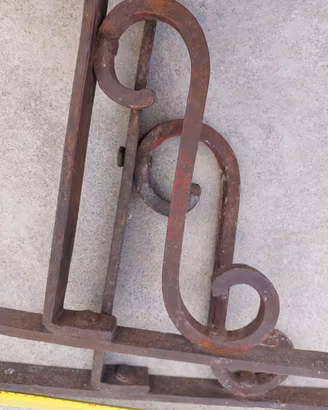 Antiche staffe in ferro battuto 