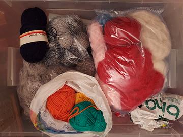 3 scatoloni avanzi lana ed altri filati