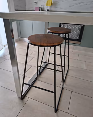  Set di 2 sgabelli con poggiapiedi 