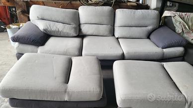 Divano 3 posti con doppio puff