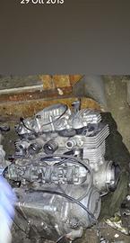 Benelli 350 4 cil motore carburatori ruote sella