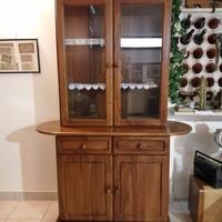 Credenza in noce con vetrina a tre ripiani