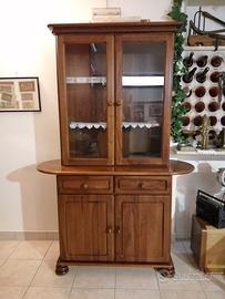 Credenza in noce con vetrina a tre ripiani
