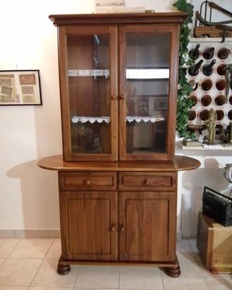 Credenza in noce con vetrina a tre ripiani