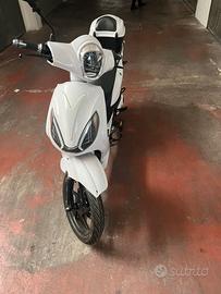 motorino elettrico bianco