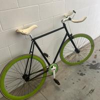 Bicicletta scatto fisso fixed