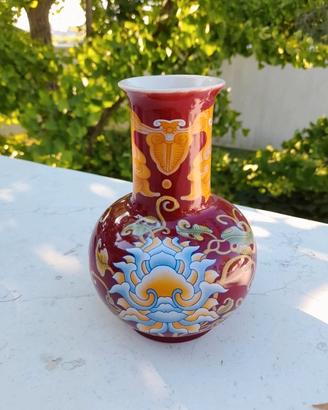 vaso cinese con decorazioni cinesi