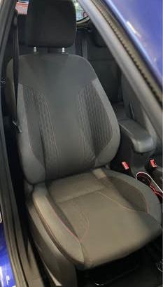 Sedili Ford Fiesta ST-Line con cuciture rosse