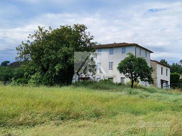 Rustico / Casale di 860 m² con più di 5 locali a L