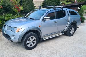 MITSUBISHI L200 con gancio traino 