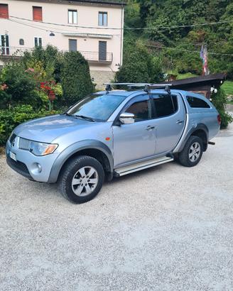 MITSUBISHI L200 con gancio traino 