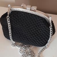 clutch nera realizzata ad uncinetto 