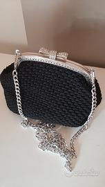 clutch nera realizzata ad uncinetto 