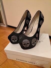 Scarpe nr 37 nere con teschi tacco alto