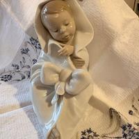 Statuina bimbo in fasce Noa