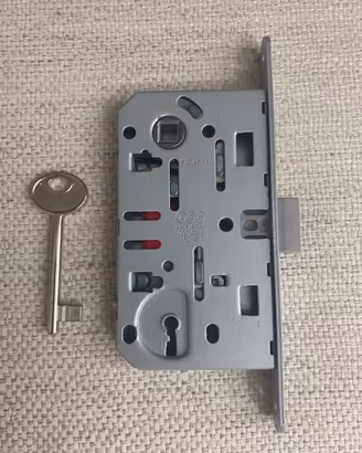 Serratura a uno scatto per porta interna