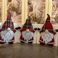 Decorazioni bianche in feltro