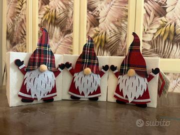 Decorazioni bianche in feltro