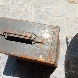 cassetta da munizioni vecchia 