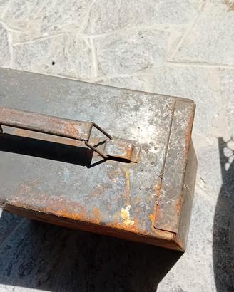 cassetta da munizioni vecchia 