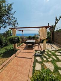 Appartamento ristrutturato con giardino vista mare