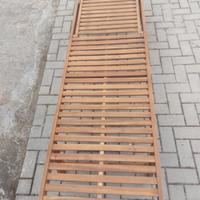 Lettino in legno da giardino con ruote 