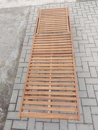 Lettino in legno da giardino con ruote 