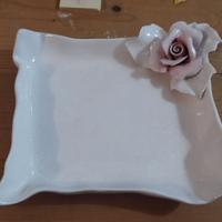 Elegante piatto decorativo in ceramica bianca