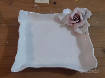 Elegante piatto decorativo in ceramica bianca