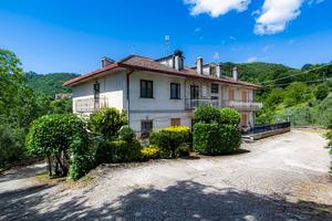 Bellegra: appartamento in villa con mansarda