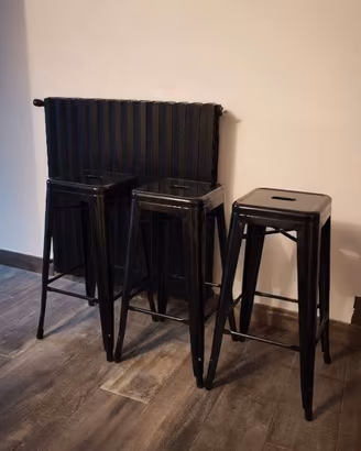 3 sgabelli SKLUM in acciaio nero lucido da 75cm