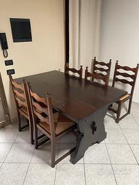 Tavolo in legno massello con sedie