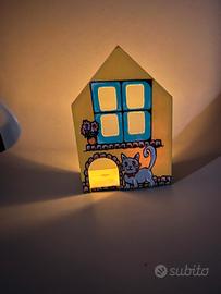 Casina decorativa con gatti