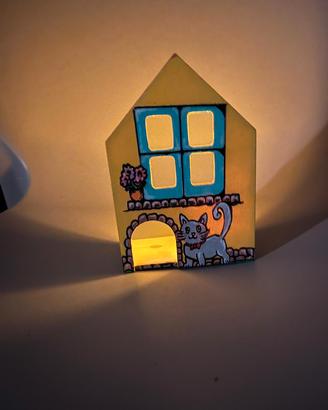 Casina decorativa con gatti