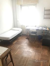 Stanza singola luminosa per studentessa