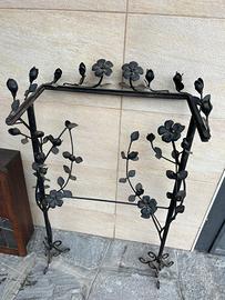 Oggetto in ferro battuto fatto a mano