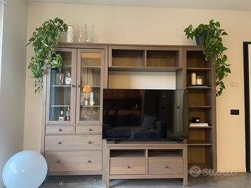 Parete soggiorno Tv Hemnes Ikea con vetrinetta