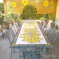 Tavolo con mattonelle vietresi