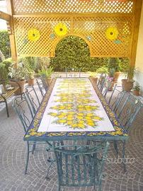 Tavolo con mattonelle vietresi