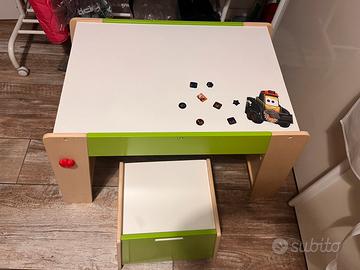 Piccola Scrivania con sgabello in legno