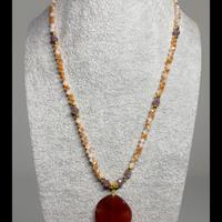 Collana in cristalli e pietra naturale.