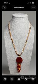 Collana in cristalli e pietra naturale.