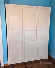 Armadio bianco a 3 ante.
